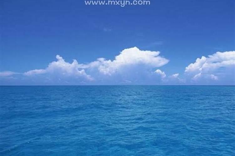梦见大海水很蓝是什么意思
