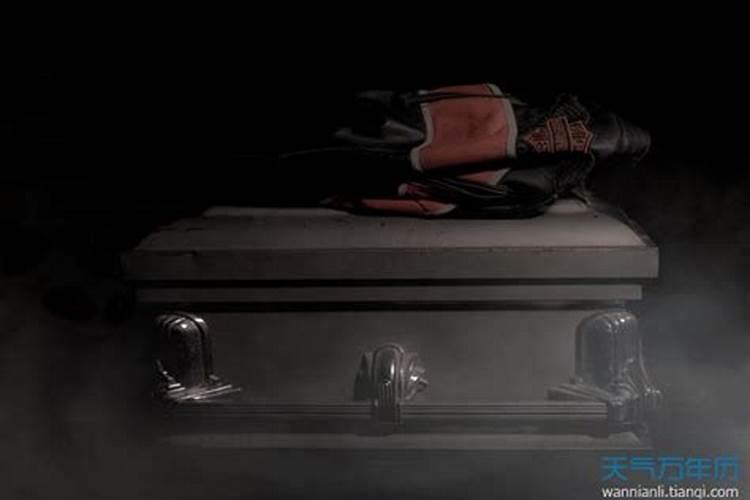 梦见死去的外婆躺在棺材里