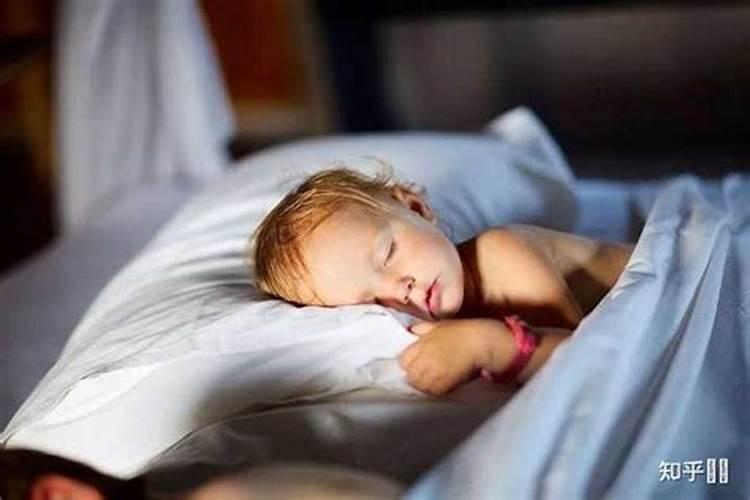 梦见七个婴儿在床上睡觉