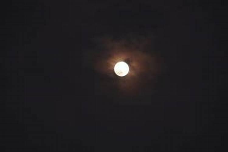 梦见红色月亮被乌云遮住