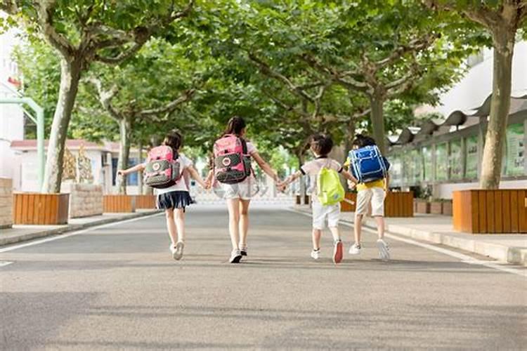 梦到好多同学在一起上学