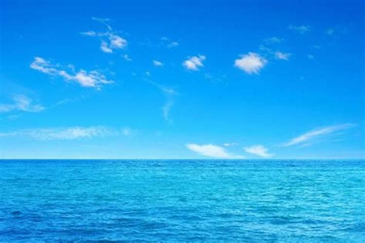 梦见大海的水很蓝很清澈