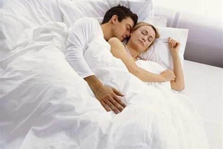 梦见跟女人抱在一起睡觉
