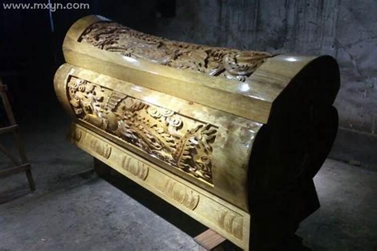 梦见坟墓里的棺材露出来了