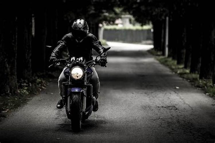 梦见骑摩托车飞驰是什么意思