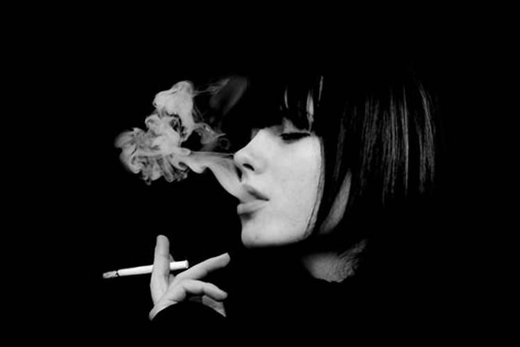 梦见熟悉的女人在抽烟
