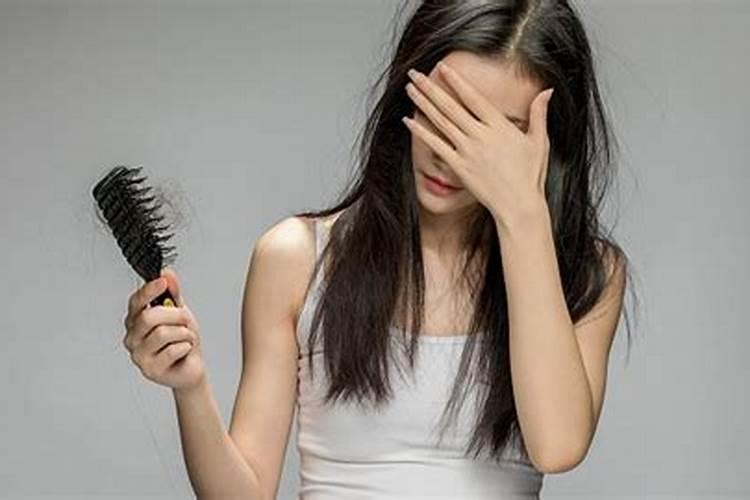 离婚女人梦见自己掉头发是什么征兆