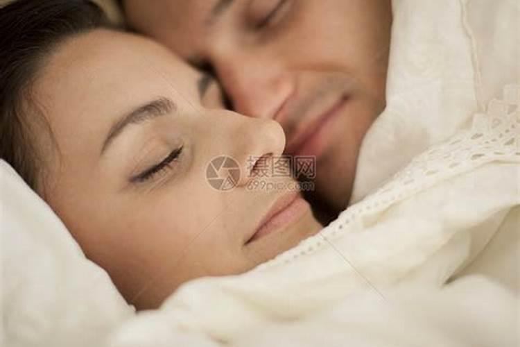 梦见和女人抱在一起睡觉好不好
