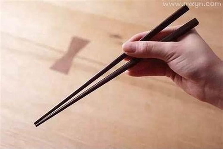 吃饭发现筷子是断的 吃饭筷子断了是啥预兆老人