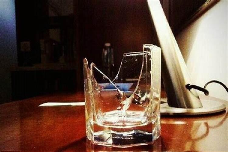 梦见玻璃杯盖子碎了