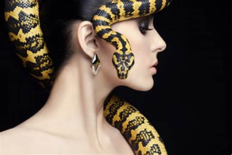女子梦见蛇缠身是什么意思啊