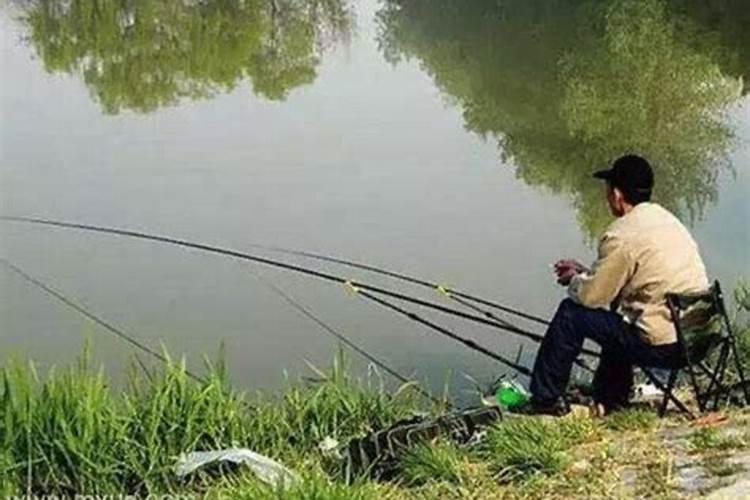 梦见湖里钓鱼